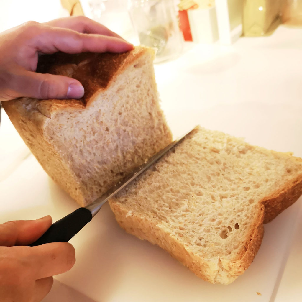 高級美食パン専門店 Galaの食パンを切る